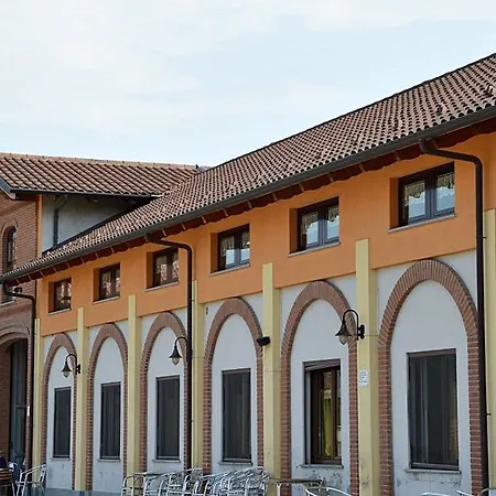 Cascina Scola فندق 2*