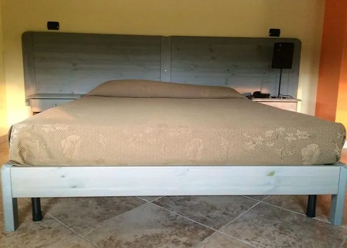 מלון Cascina Scola 2*